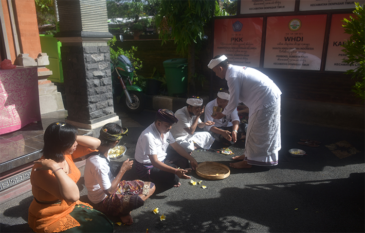 Sembahyang Tumpek Krulut