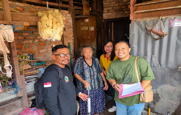 Pembagian Alat Bantu Kesehatan ( Tripod )