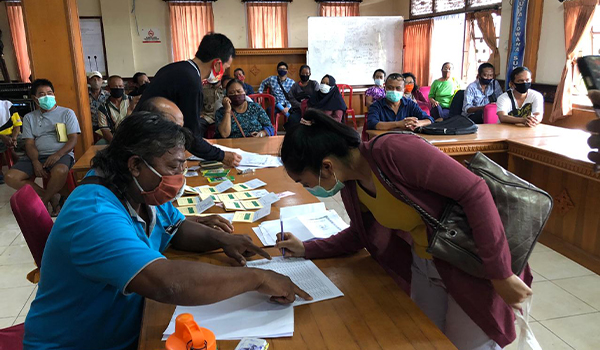 Penyerahan BLT Informal Desa Sumerta Kauh
