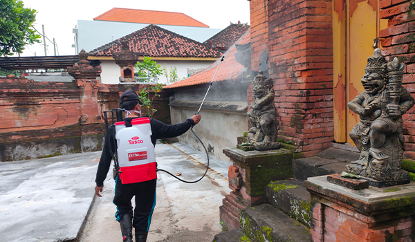 Penyemprotan Wilayah Umum Dan Pura Di Desa Sumerta Kauh