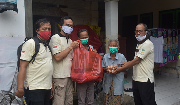 Penyerahan Bantuan Sembako Dari IPSM Desa Sumerta Kauh