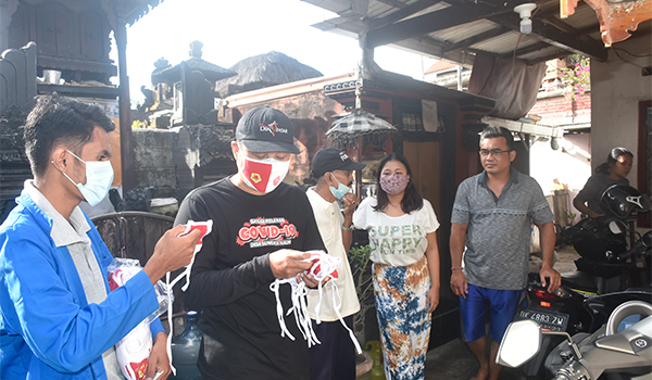 Pembagian Masker Desa Bersama KKN Warmadewa